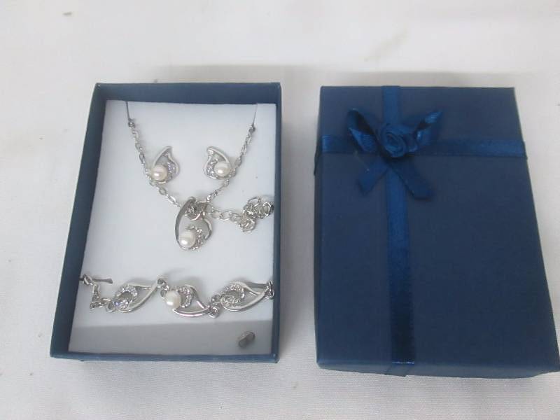lot 74 image: Pearl & CZ Accent Jewelry Set