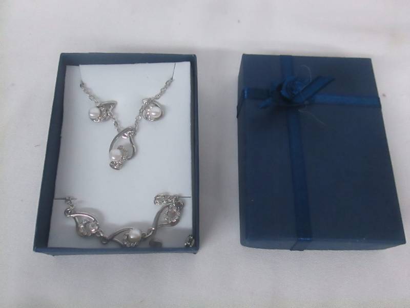 lot 75 image: Pearl & CZ Accent Jewelry Set