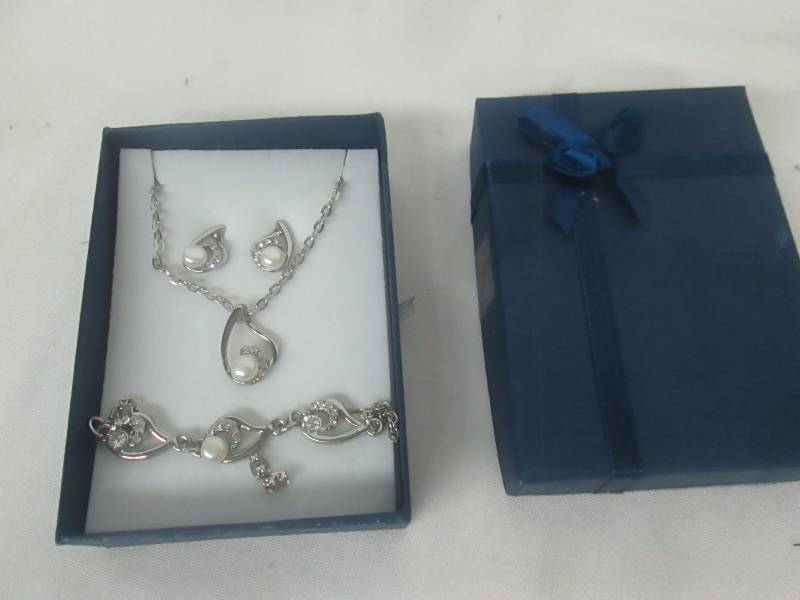 lot 76 image: Pearl & CZ Accent Jewelry Set