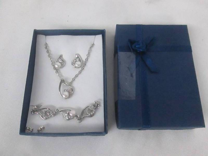 lot 77 image: Pearl & CZ Accent Jewelry Set