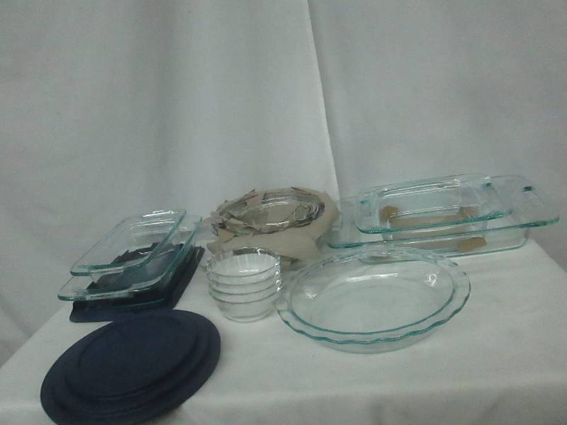 lot 16 image: Pyrex Easy Grab 19-pc. Bakeware Set
