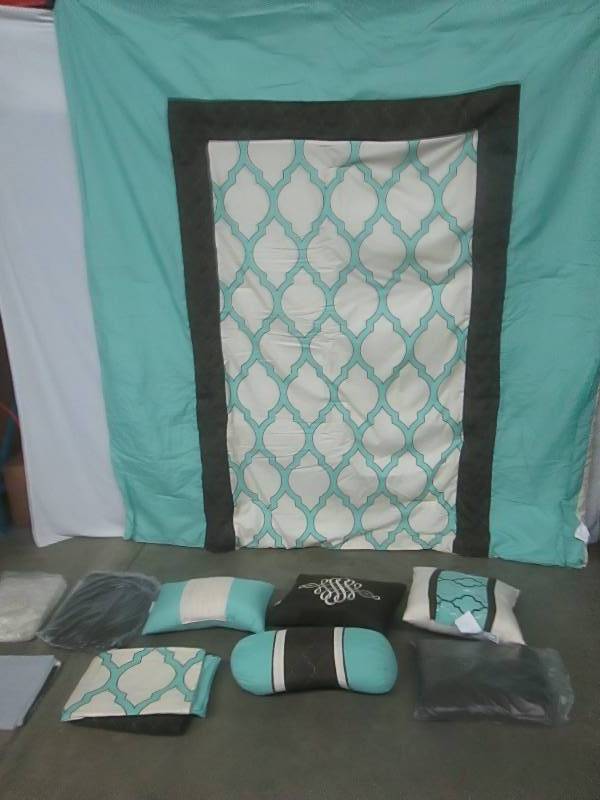 lot 24 image: Alcove Logan 30-pc. Bedroom Super Set - Queen