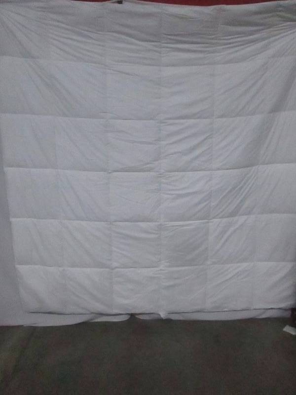 lot 35 image: Grand Hotel Naples 700TC Down Alternative Comforter - FullQueen