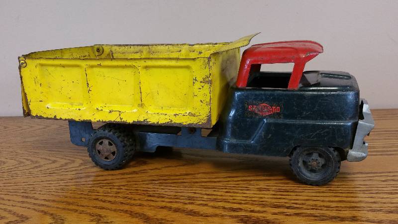 lot 5 image: 1950s Structo Dump Truck