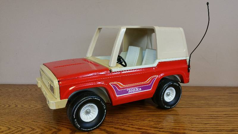 lot 9 image: Large Vintage Tonka Truck
