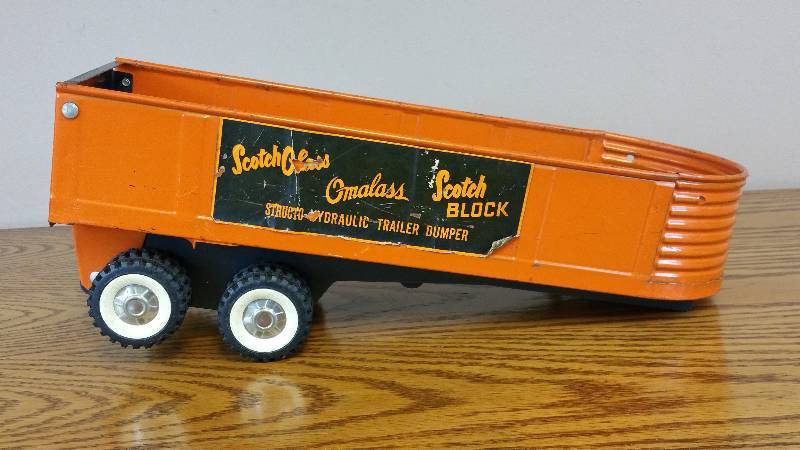lot 13 image: Vintage Structo Trailer
