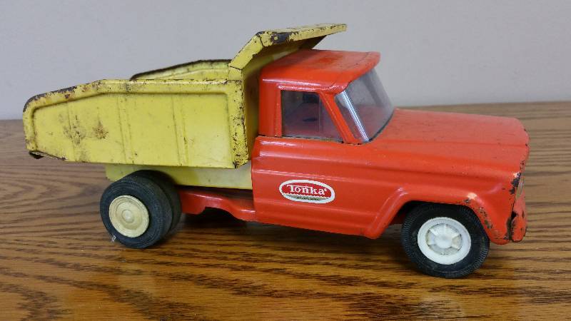 lot 17 image: Vintage Tonka Dump Truck