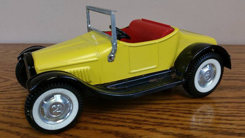 lot 23 image: 1969 Nylint Metal Roadster