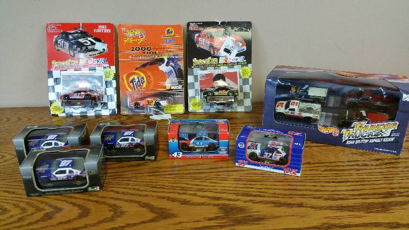 lot 35 image: Group of Revell, Hot Wheels, Etc Die Cast