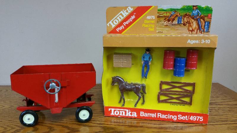 lot 38 image: Tonka Play People #4975 & Vintage Gravity Box