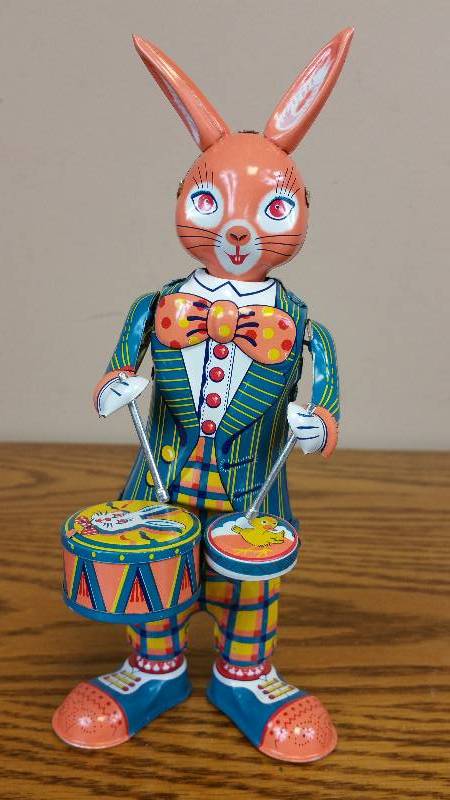 lot 62 image: Wind-up Tin Litho Drummer Bunny