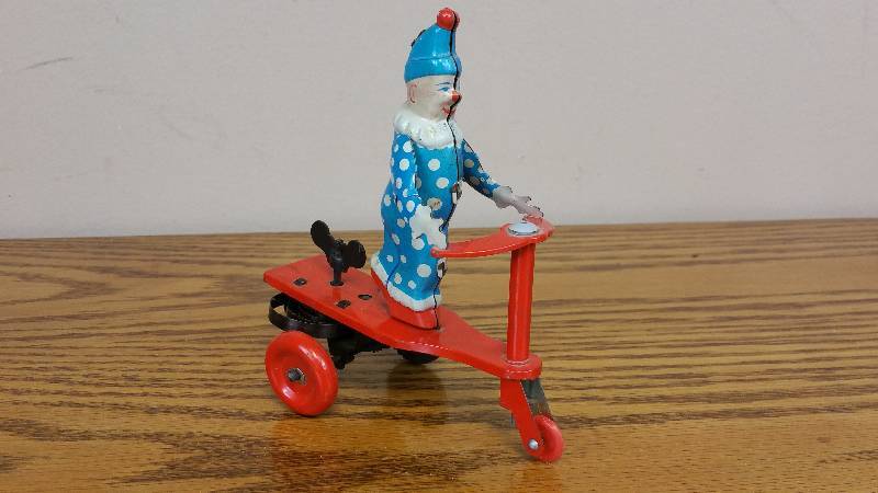 lot 65 image: Vintage Tin Wind-up Clown