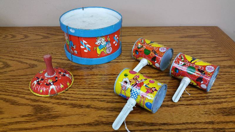 lot 66 image: Ohio Art, Etc. Vintage Tin Litho Noisemakers, Drum