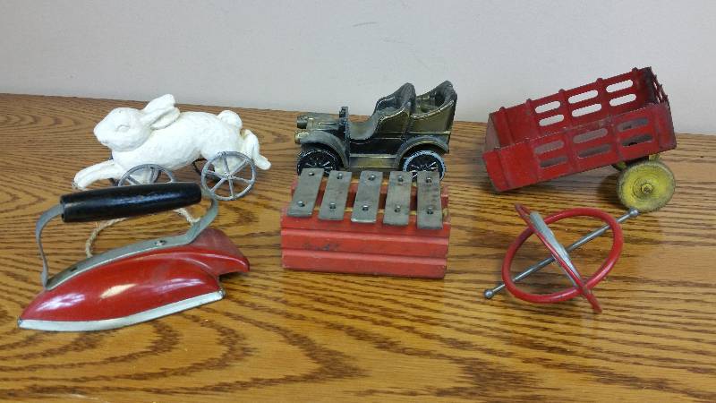 lot 71 image: Group of Antique  Vintage Toys