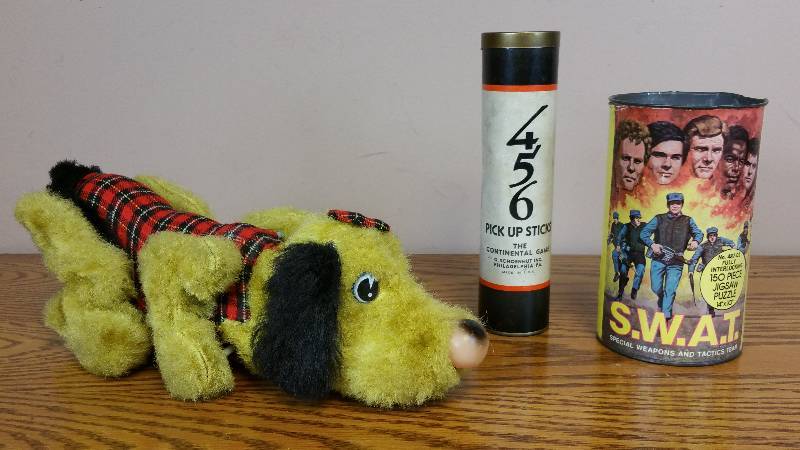 lot 72 image: Japan Battery Operated Slueth Dog, Misc
