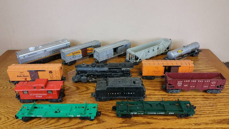 lot 92 image: Group of (13) Vintage Lionel Trains - O Gauge