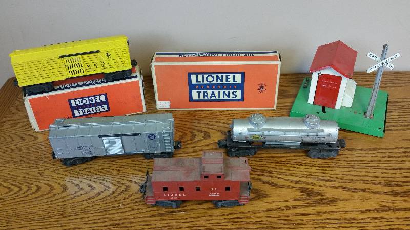 lot 93 image: Group of (5) Vintage Lionel Trains  Accessories - O Gauge