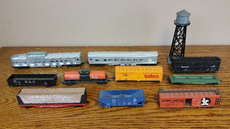 lot 94 image: Group of (11) Vintage Lionel, Etc. Trains  Accessories - HO Gauge
