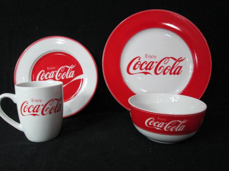 lot 38 image: Coca Cola Dinner Plate Setting