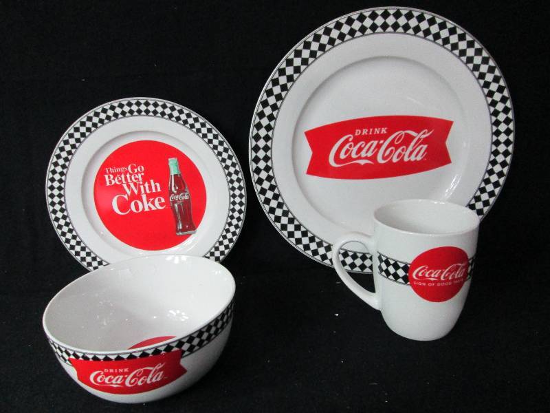 lot 40 image: Coca Cola Dinner Plate Setting