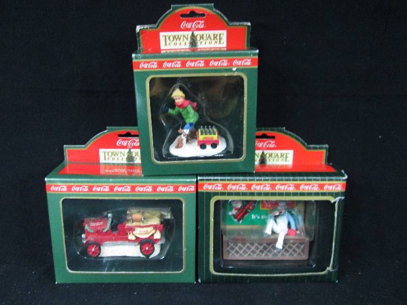 lot 14 image: Coca Cola Town Square Collection Accessories