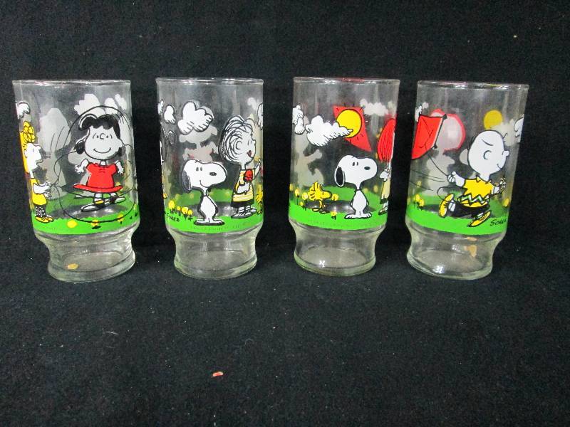 lot 86 image: Vintage Charlie Brown & Snoopy Glasses