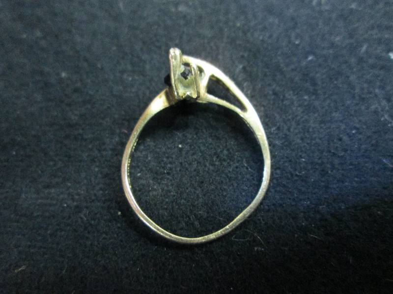 lot 5 image: 10 K Gold Mom Ring with Black Onyx