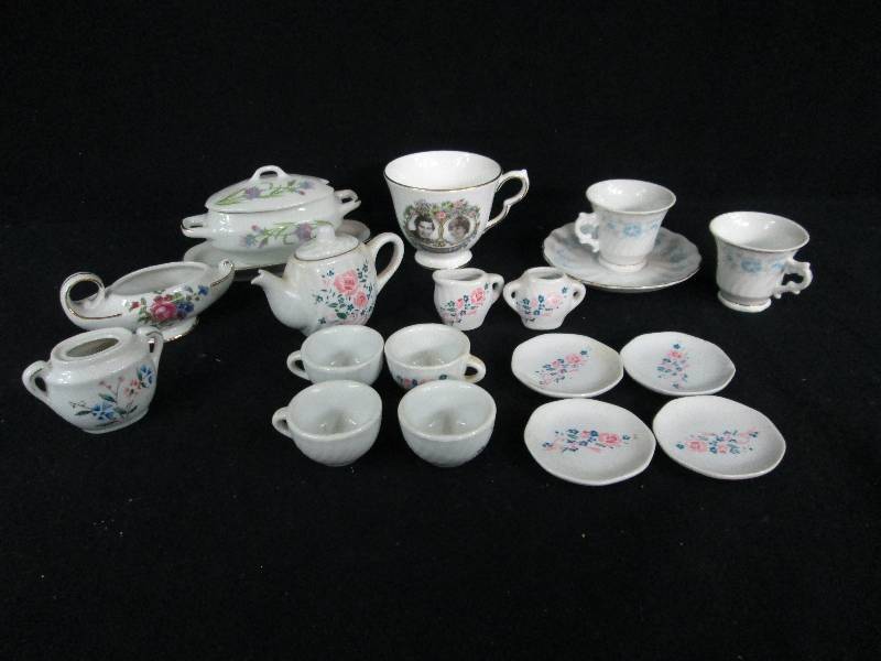 lot 153 image: Children Tea Set