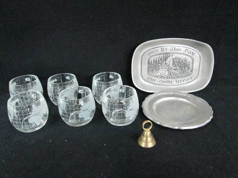 lot 161 image: Nestl Glass Mugs