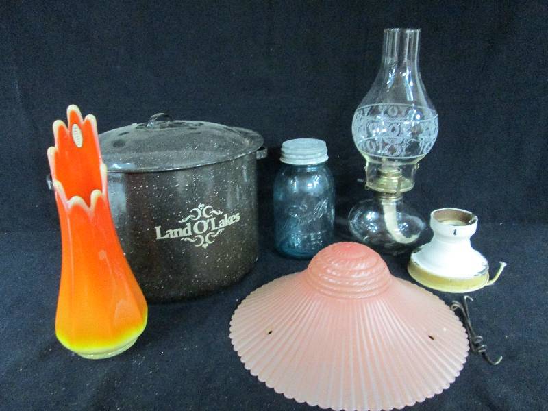 lot 264 image: Ball Jar  Enamel Pot Vintage Light