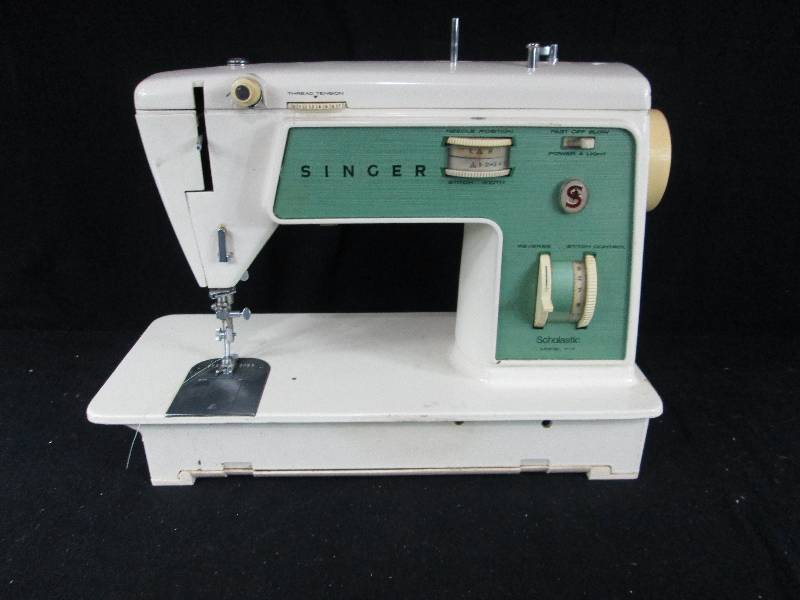 lot 237 image: Singer Sewing Machine