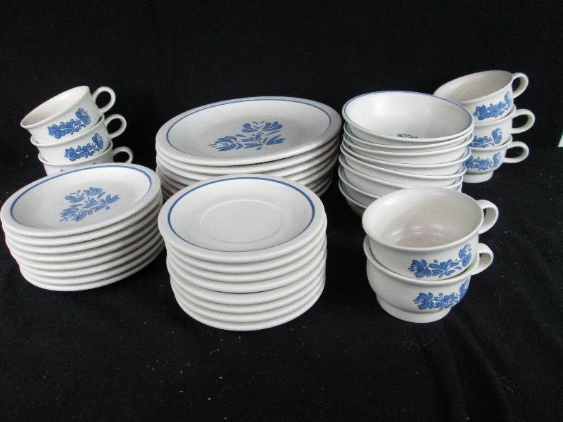 lot 244 image: Pfaltzgraff Yorktowne 8 place setting