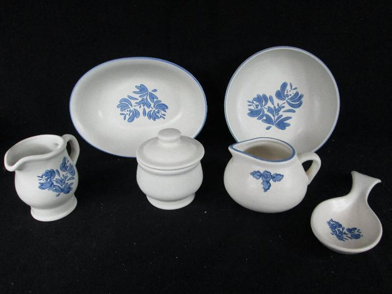 lot 245 image: Pfaltzgraff Yorktowne Accessories