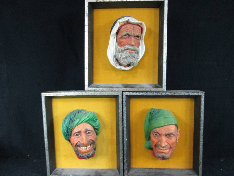 lot 267 image: Chalk wear wall Hangings
