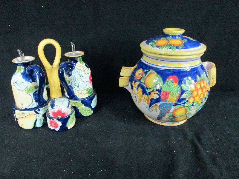lot 248 image: Cookie Jar& Salt & Pepper Caddy