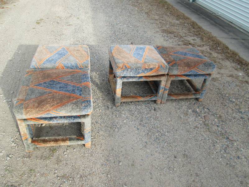 lot 119 image: Weiman  Warren Lloyd Padded Bench