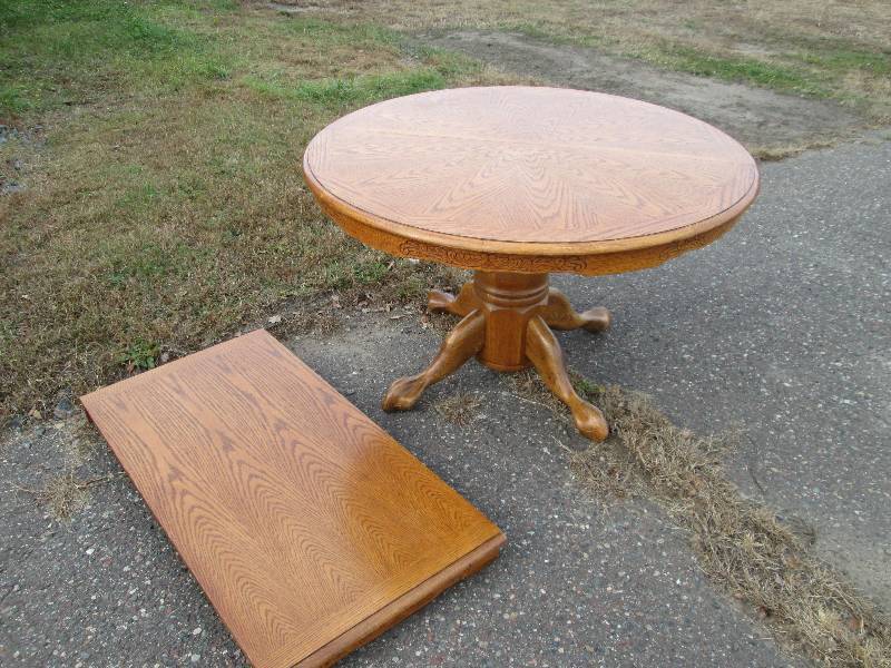 lot 118 image: Oak Pedstal Table