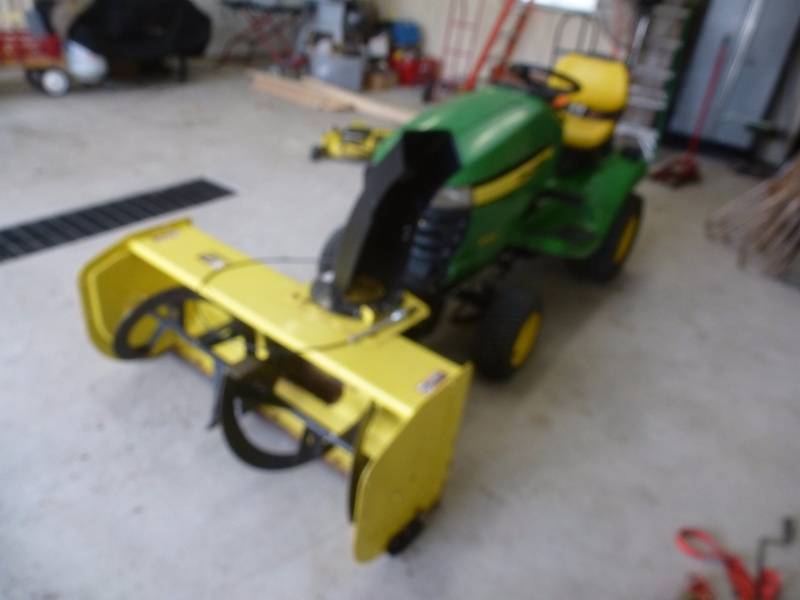 John Deere X 320 Lawn Tractor