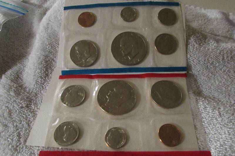 1977 US MINT UNCIRCULATED COIN SET, P & D, 12 COINS