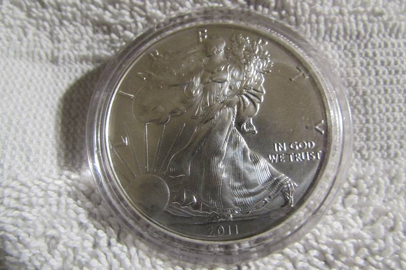 2011 SILVER EAGLE DOLLAR, UNCIRCULATED, .999 1 OZ SILVER
