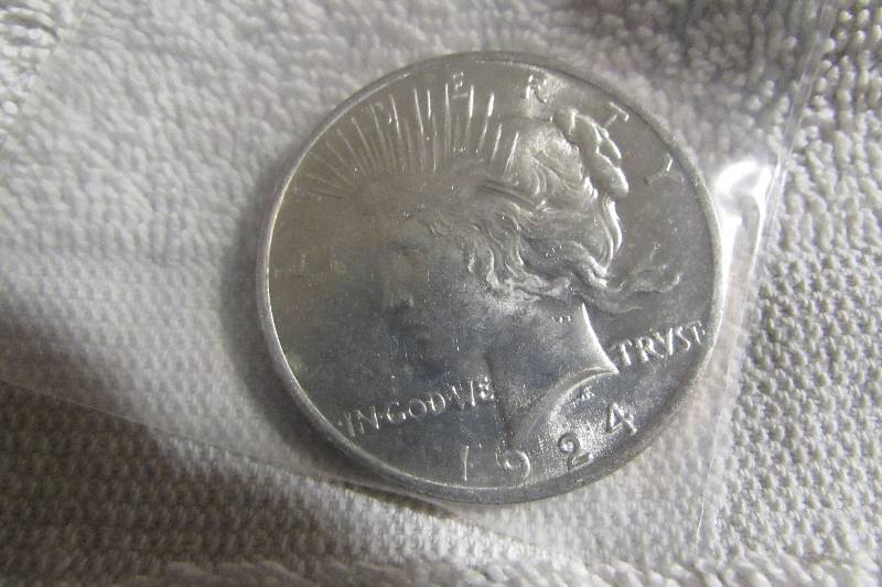 1924 PEACE DOLLAR, 90% SILVER