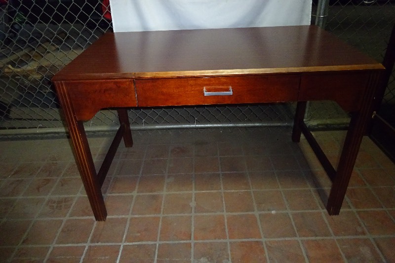 Desk with 1 drawer