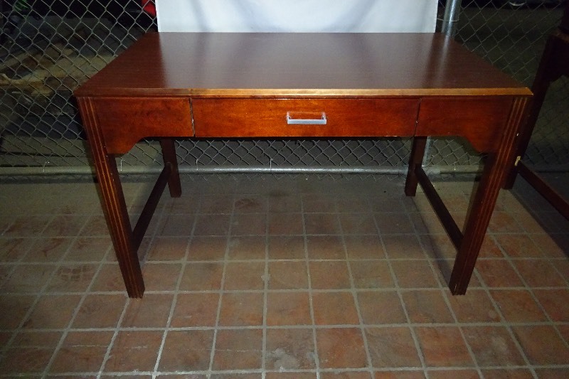 Desk with 1 drawer