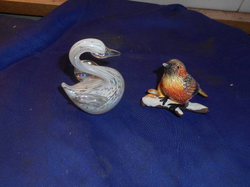 IRREDECENT WHITE SWAN PAPER WEIGHT AND SMALL CERAMIC BIRD