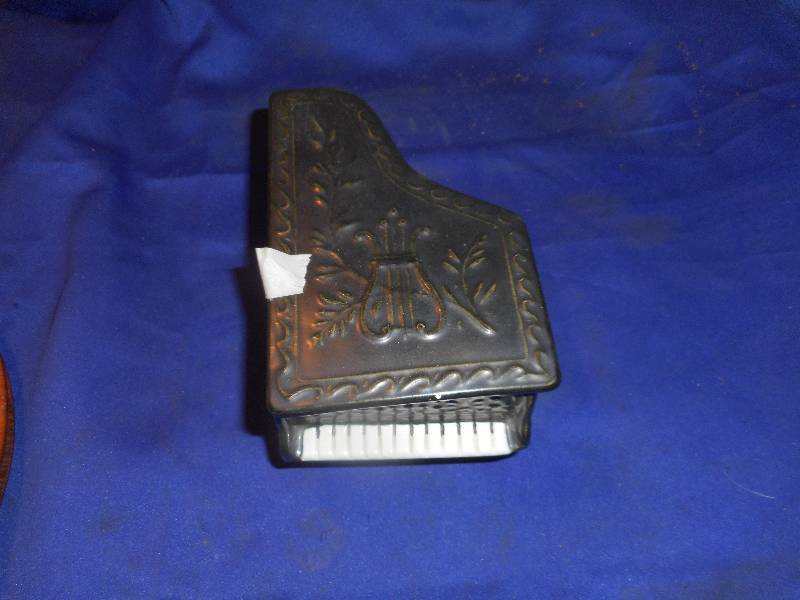 VINTAGE PIANO DISH
