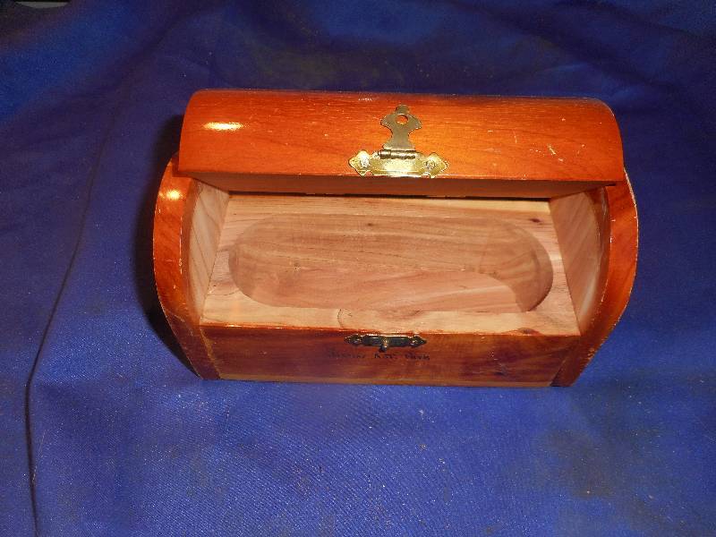 VINTAGE WOODEN TRINKET BOX