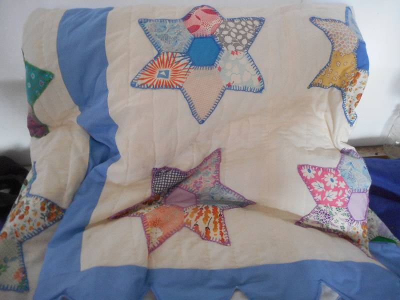 FULL SIZE ANTIQUE HAND SEWN QUILT