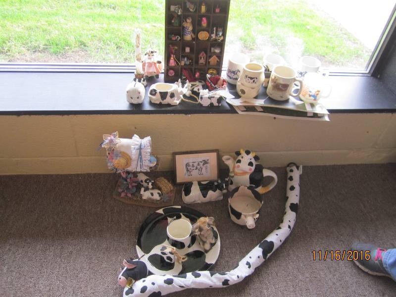 Lot of cow theme dcor...