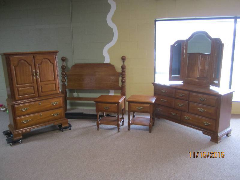 Solid oak bedroom set by Sumpter Ca...