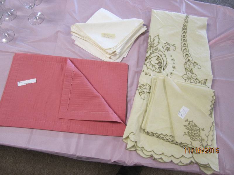 4 Placemats 12 linen napkins 8 napk...